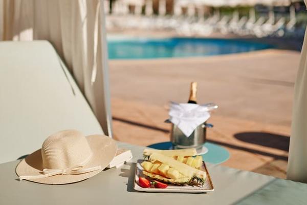 DAY PASS con DAY/CHILL OUT BED Inclusive Collection by Hyatt DAY PASS con DAY/CHILL OUT BED Inclusive Collection by Hyatt
